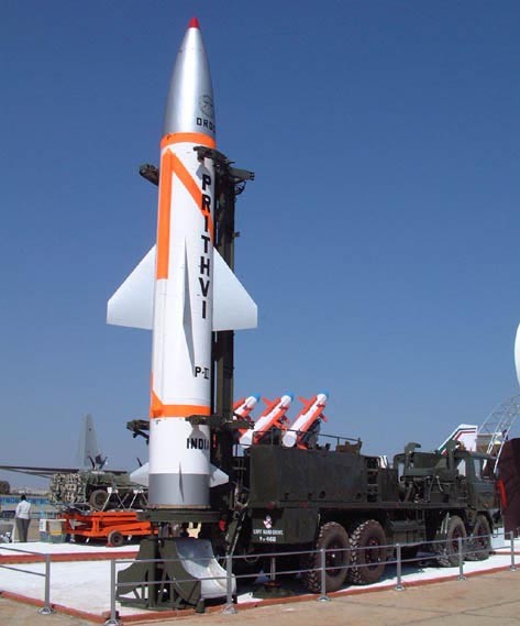 Tên lửa đạn đạo tầm gần đốt đất chi viện chiến thuật Prihvi-2 của Ấn Độ.