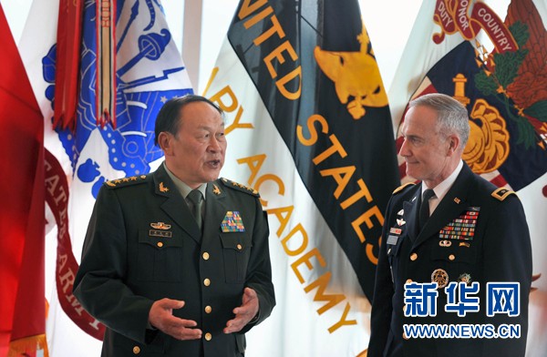 Ngày 10/5, Bộ trưởng Quốc phòng Trung Quốc Lương Quang Liệt (trái) hội kiến với Trung tướng David Huntoon - Hiệu trưởng trường quân sự West Point.