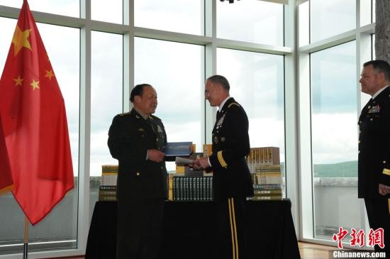 Ông Lương Quang Liệt tặng sách cho trường quân sự West Point.