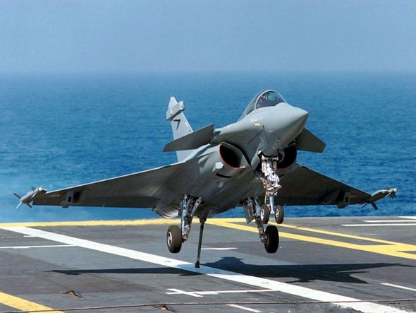 Máy bay chiến đấu Rafale-M một chỗ ngồi phiên bản hải quân do Pháp sản xuất. Ấn Độ đã đặt mua 126 máy bay loại này.