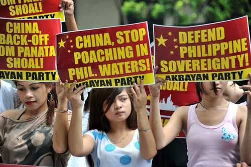 Người dân Philippines biểu tình chống Trung Quốc xung quanh vấn đề bãi cạn Scarborough.