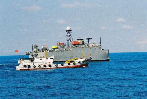 Năm 2009, tàu thuyền Trung Quốc bao vây tàu khaor sát USNS Impeccable của Hải quân Mỹ.