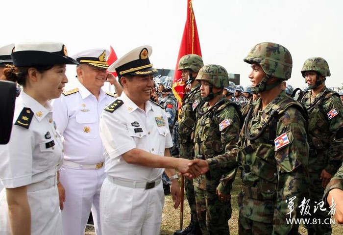 Phó Tư lệnh Hải quân Trung Quốc, trung tướng Từ Hồng Mãnh bắt tay các binh sĩ Thái Lan.
