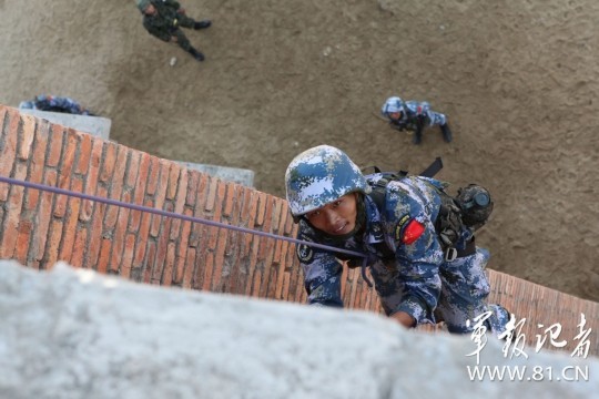 Binh sĩ Trung Quốc leo lên tòa nhà.