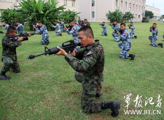 Phía Thái Lan truyền thụ kỹ năng thao tác súng trường.