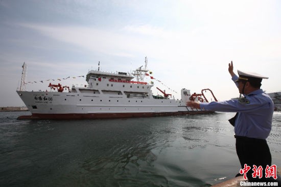 Tàu hải giám Hướng Dương Hồng 06 vừa được trang bị cho Phân cục Bắc Hải, Cục Hải dương Quốc gia Trung Quốc.