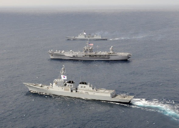 Hạm đội liên hợp giữa Mỹ và đồng minh Hàn Quốc tuần tra trên biển.