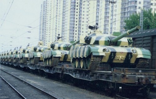 Lực lượng xe bọc thép Trung Quốc cơ động đường xa quy mô lớn đến khu vực tập kết.