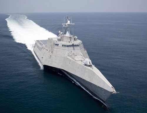 Tàu chiến đấu ven biển của Hải quân Mỹ sẽ đến thường trú ở Singapore, chốt "yết hầu" của kinh tế Trung Quốc - Eo biển Malacca - tuyến đường hàng hải nối liền biển Đông. Trong hình là tàu chiến đấu ven biển USS Independence LCS-2 của Hải quân Mỹ.