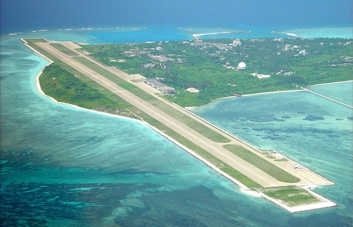 Quần đảo Hoàng Sa của Việt Nam bị Trung Quốc chiến đóng năm 1974. Trong hình là sân bay trên đảo Phú Lâm, hòn đảo chính của quần đảo Hoàng Sa (thuộc chủ quyền của Việt Nam), do Trung Quốc xây dựng trái phép.