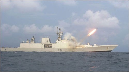 Tàu khu trục INS Shivalik của Hải quân Ấn Độ tham gia diễn tập quân sự liên hợp với Nhật Bản.