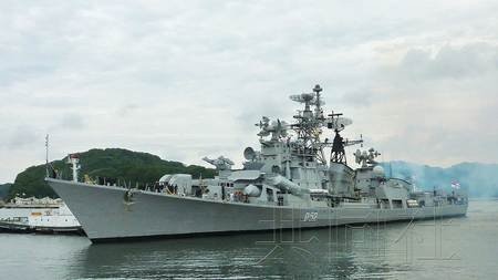 Tàu chiến Ấn Độ tại cảng biển Nhật Bản.