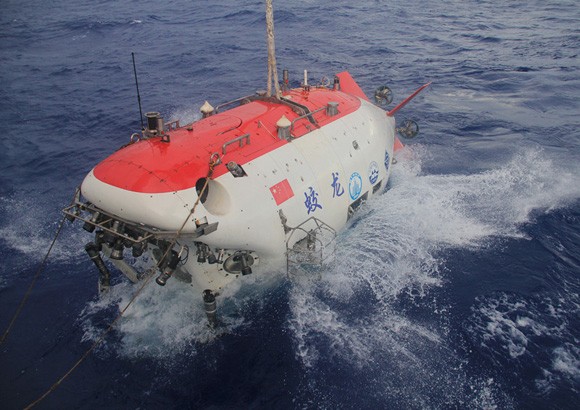 Ngày 19/6/2012, tàu lặn Giao Long đã lặn sâu tới 6.965m xuống dưới đáy biển.