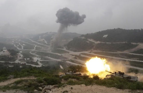 Mỹ-Hàn tổ chức diễn tập quân sự liên hợp quy mô lớn ngày 24/6 tại khu vực cách Khu phi quân sự hai miền Triều Tiên khoảng 15 km. Trong hình là xe tăng K1A1 của Lục quân Hàn Quốc khai hỏa yểm trợ cho lực lượng mặt đất.
