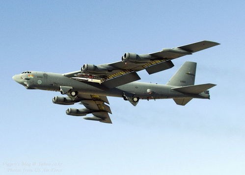 Thiết bị bay X-51 treo ở cánh trái máy bay ném bom B-52 Mỹ.