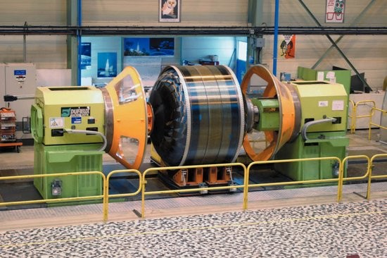 Nhà máy Pháp đang dùng sợi carbon cường độ cao chế tạo vỏ ngoài động cơ tên lửa xuyên lục địa, sợi carbon đóng vai trò quan trọng trong lĩnh vực hàng không vũ trụ, là một loại vật liệu nhân tạo nhẹ hơn nhôm-titan, cứng hơn thép.