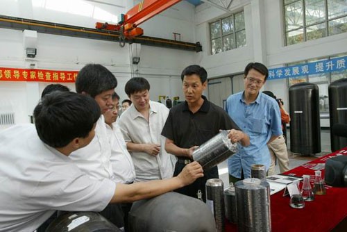 Các chuyên gia Trung Quốc thảo luận về việc ứng dụng sợi carbon hiệu suất cao cho các thiết bị bay tốc độ cao và tham quan xưởng sản xuất.