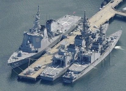 Tàu Aegis Nhật Bản (bên trái) mang tên Kirishima (DDG-174) ở căn cứ Yokosuka.