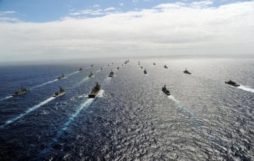 Philippines lần đầu tiên tham gia cuộc diễn tập quân sự trên biển liên hợp "Vành đai Thái Bình Dương-2012" với tư cách quan sát viên. Trong hình là tàu chiến 14 nước tham gia cuộc diễn tập quân sự trên biển liên hợp "Vành đai Thái Bình Dương-2010".