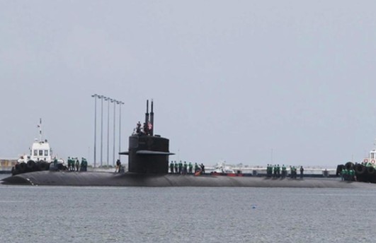 Ngày 25/6, tại vịnh Subic của Philippines, binh sĩ Mỹ đứng trên tàu ngầm hạt nhân Louisville. Cũng trong ngày, Quân đội Philippines tuyên bố, tàu ngầm hạt nhân Louisville của Mỹ cùng ngày đã có chuyến thăm thường lệ vịnh Subic ở phía bắc Philippines.