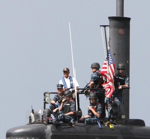 Binh sĩ Mỹ trên tàu ngầm hạt nhân tấn công Louisville lớp Los Angeles, Hải quân Mỹ, tại vịnh Subic của Philippines.