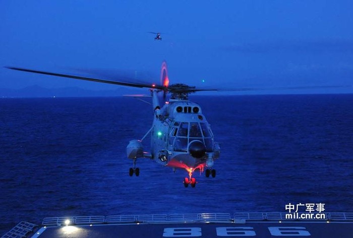Đêm ngày 3/7, lần đầu tiên Hạm đội Nam Hải đã tổ chức cuộc diễn tập hạ cánh máy bay trực thăng trên tàu chiến cỡ lớn ở biển Đông.