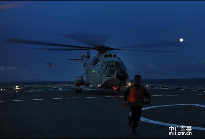 Cuộc diễn tập có sự tham gia của lực lượng hàng không (máy bay trực thăng) và tàu đổ bộ cỡ lớn.