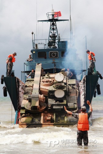 Ngày 5/7/2012, Quân khu Nam Kinh Trung Quốc tổ chức diễn tập vượt biển đổ bộ. Trong hình là vận chuyển xe bọc thép qua biển.