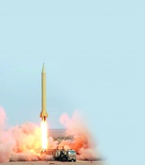 Tên lửa tầm trung Shahab-3 có tầm phóng xa nhất (2.000 km) của Iran được phóng lên trong cuộc diễn tập "Nhà tiên tri-7" diễn ra ngày 3/7/2012.