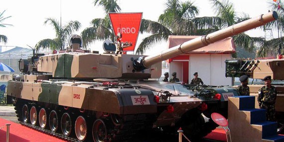 Xe tăng Arjun do Ấn Độ tự chế tạo.