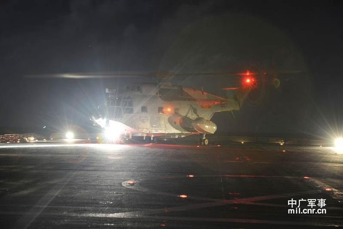 Lực lượng hàng không của Hạm đội Nam Hải vừa tổ chức diễn tập đổ bộ đường băng trong đêm