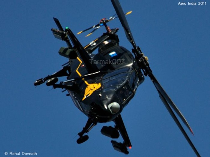 Máy bay chiến đấu hạng nhẹ LCH là máy bay trực thăng tấn công đầu tiên do Ấn Độ tự nghiên cứu chế tạo. Không quân Ấn Độ có kế hoạch mua 65 chiếc. Công tác bàn giao dự kiến bắt đầu từ năm 2013-2014. Máy bay LCH có trọng lượng cất cánh tối đa 5,8 tấn, do hãng HAL sản xuất, phát triển trên nền tảng máy bay trực thăng hạng nhẹ tiên tiến Dhruv. Công ty Turbomeca của Pháp hỗ trợ cho HAL khai thác động cơ Shakti của LCH. Trong hình là chiếc máy bay trực thăng tấn công hạng nhẹ LCH TD-2 thứ hai.