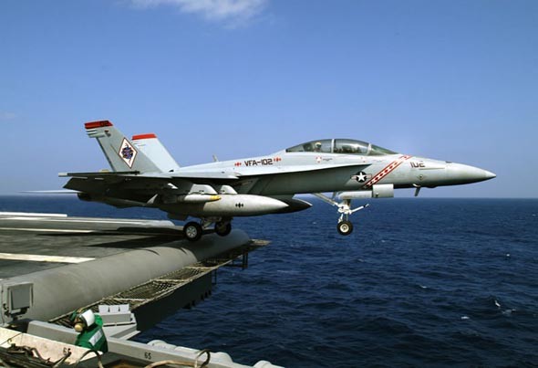 F/A-18E/F Super Hornet cất cánh rời tàu sân bay.