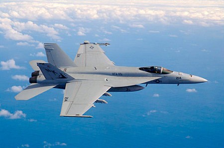 Máy bay chiến đấu F/A-18 Hornet.