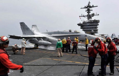 Các nhân viên cứu hỏa đang xử lý sự cố máy bay chiến đấu F/A-18 Hornet trên đường băng tàu sân bay Carl Vinson, Hải quân Mỹ.