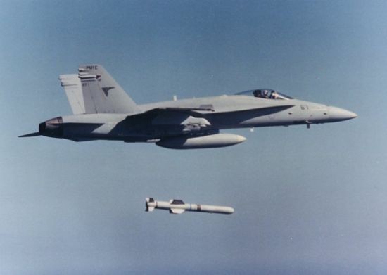 Máy bay chiến đấu F-18 của Hải quân Mỹ phóng tên lửa chống hạm AGM-84 Harpoon.
