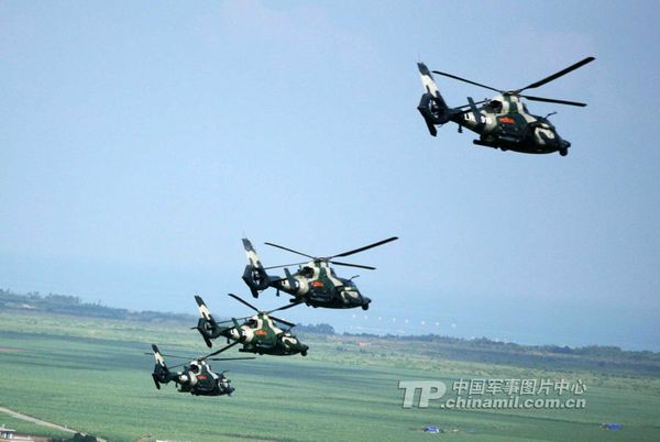 Hơn 10 máy bay trực thăng vũ trang của Đại Quân khu Quảng Châu tổ chức diễn tập ở khu vực mới lạ.