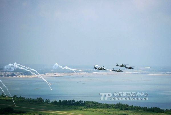 Hơn 10 máy bay trực thăng vũ trang của Đại Quân khu Quảng Châu tổ chức diễn tập ở khu vực mới lạ.