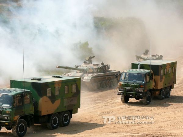 Lực lượng thiết giáp Đại Quân khu Quảng Châu tổ chức diễn tập thực binh đối kháng.