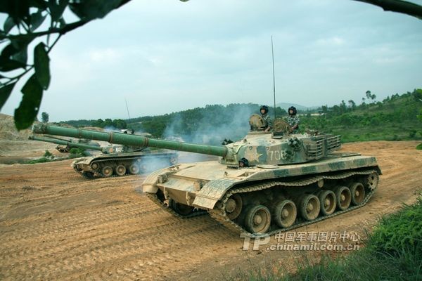 Lực lượng thiết giáp Đại Quân khu Quảng Châu tổ chức diễn tập thực binh đối kháng.