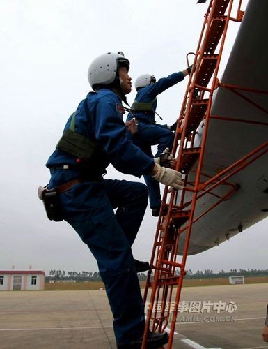 Đại Quân khu Quảng Châu tổ chức diễn tập máy bay chiến đấu mới.