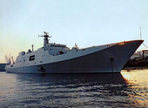 Tàu vận tải đổ bộ 071Tỉnh Cương Sơn, có lượng giãn nước 18.500 tấn, dài 210m, rộng 28m, mang theo 120 binh sĩ, trang bị cho Hạm đội Nam Hải, Hải quân Trung Quốc.