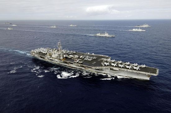 Mỹ không mời Trung Quốc tham gia diễn tập quân sự đa quốc gia "Vành đai Thái Bình Dương-2012", trong khi Ấn Độ và Nga đều được mời tham gia. Trong hình là cụm chiến đấu tàu sân bay của quân Mỹ trong cuộc diễn tập quân sự liên hợp Vành đai Thái Bình Dương năm 2008.