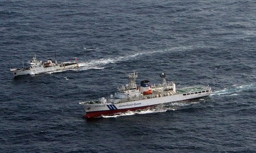 Tàu của Lực lượng Bảo vệ bờ biển Nhật Bản ngăn chặn tàu Ngư chính của Trung Quốc ở khu vực đảo Senkaku.