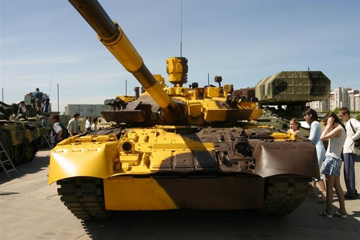 Xe tăng chiến đấu T-80 do Nga chế tạo.