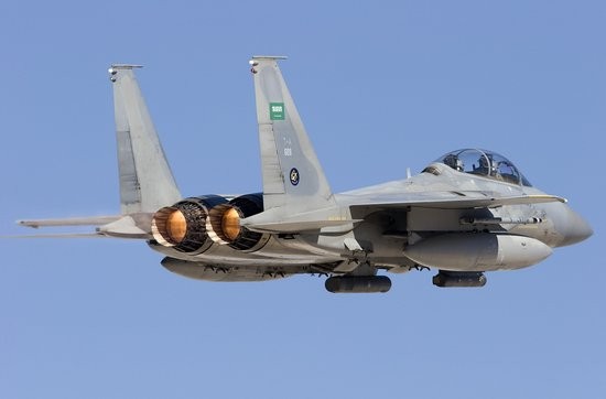 Mỹ thu được nhiều tỷ USD nhờ bán vũ khí cho Trung Đông. Trong hình là máy bay chiến đấu ném bom F-15S của Ả-rập Xê-út, mua của Mỹ.