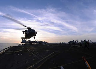 Ngày 22/7/2012, tàu sân bay USS Harry S Truman của Hải quân Mỹ kiểm tra hạ cánh chính xác máy bay trực thăng MH-60S Sea Hawk.