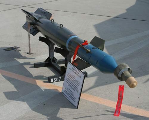 Bom dẫn đường chính xác Paveway do hãng Raytheon Mỹ sản xuất.
