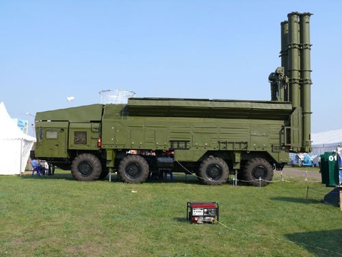 Tên lửa chống hạm Yakhont, do Nga sản xuất, triển khai ở bờ biển.