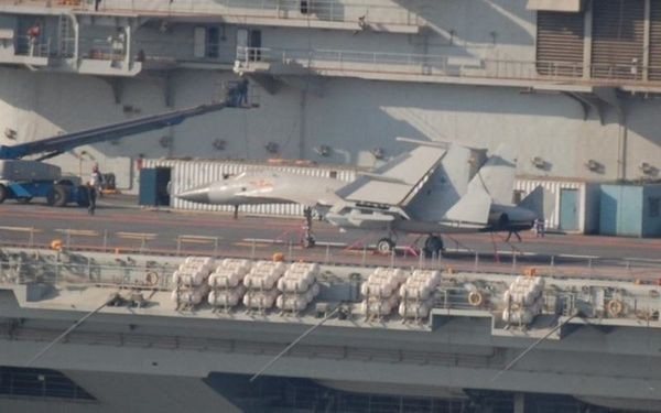 Mô hình máy bay chiến đấu xuất hiện trên tàu sân bay Varyag, Trung Quốc.